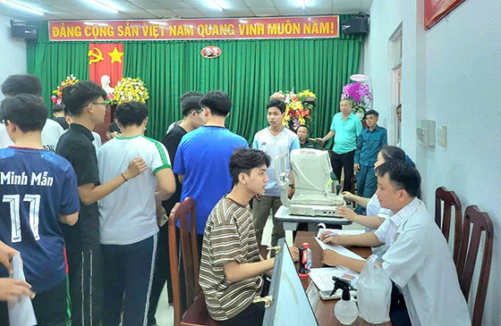 Khám đo thị lực cho các thí sinh