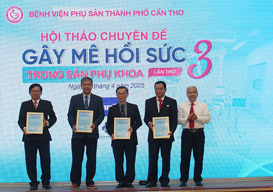 BS.CKII. Vũ Đăng Khoa - Phó Giám đốc BV trao thư cảm ơn đến các chủ tọa đoàn tham gia Hội thảo chuyên đề Gây mê hồi sức trong Sản Phụ khoa