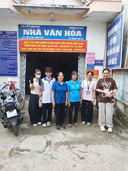 Cán bộ y tế phường kết hợp nhân viên y tế khu vực và các bạn sinh viên trường Đại học Y dược Cần Thơ tuyên truyền hướng dẫn người dân cài đặt ứng dụng Medpro